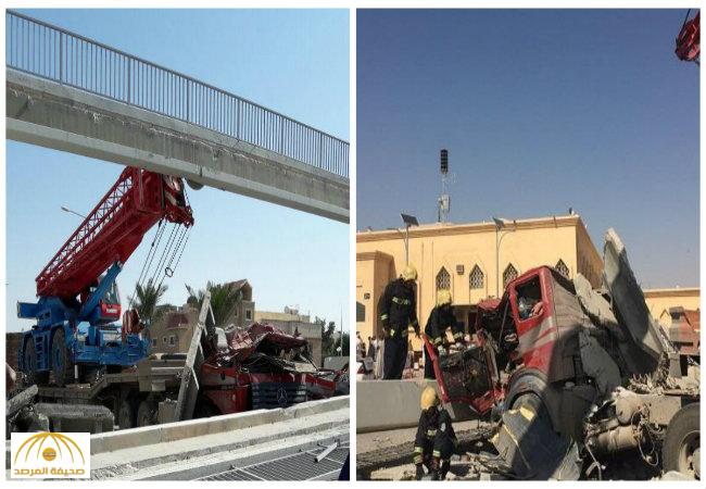 بالصور:مصرع شخص وإصابة آخر بعد اصطدام شاحنة بجسر مشاة بـ"عريجاء الرياض"