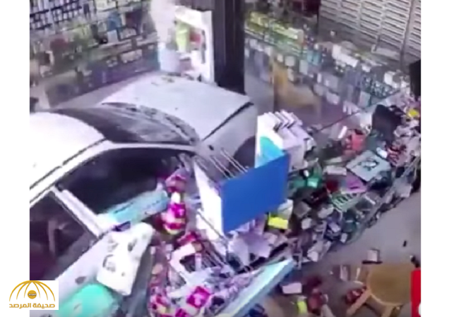 بالفيديو:شاهد سيارة تقتحم صيدلية وثوان قليلة تنقذ شخصاً من الدهس!