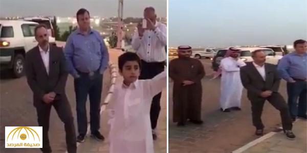 بالفيديو : طفل يترجم لأجانب ما يقوله المرشد السياحي بالقصيم