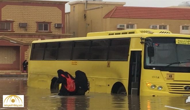 بالصور : معاناة طالبات بعد احتجاز حافلتهن في مياه الأمطار بحفر الباطن