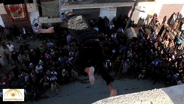 بالصور: داعش يلقي بشاب من مبنى مرتفع في ريف حلب ويرجمه بالحجارة