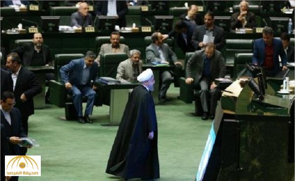 بالفيديو والصور .. روحاني يقطع كلمته بعد هتافات ضده في البرلمان الإيراني