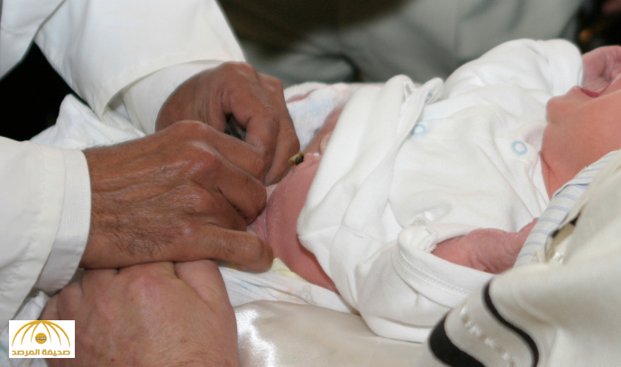نجران: طبيب يقطع "رأس قضيب" مولود أثناء عملية ختانه ويخفيها تحت ملابسه!