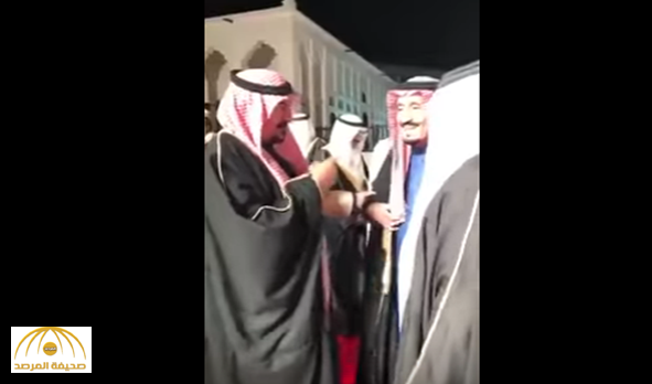 شاهد: الشيخ فيصل بن شريم في حديث ودي مع الملك سلمان بحضور ملك البحرين