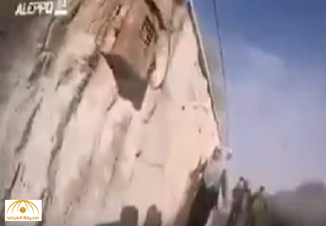 بالفيديو:طفل عمره عامان يهرب من بطش الأسد في حلب ويترك أشلاء اشقاءه وراءه