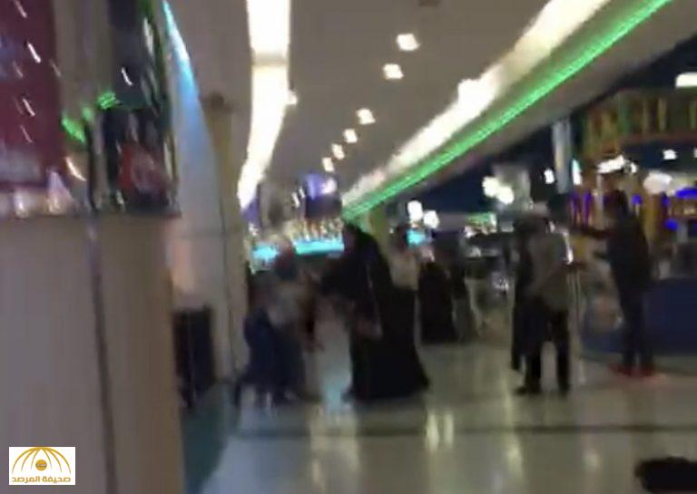 بالفيديو: مواطن يحاول رمي شاب تحرش بزوجته من أعلى مول في الرياض.. والنساء تصرخ