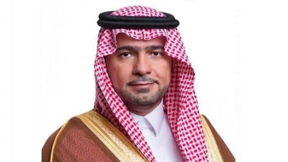 A tweet by “Minister of Municipal and Rural Affairs” Majed Al-Hogail “Raise your mobile.. Pictures and send” that provokes a wide interaction on the communication sites