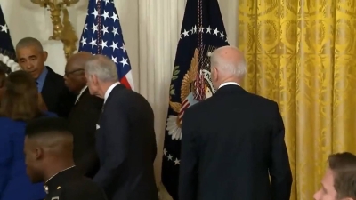 Watch .. Biden’s strange reaction after the gathering of attendees of the health care conference on “Obama”