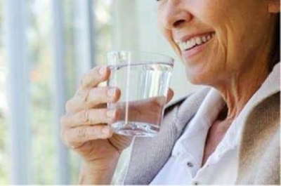 A recent study reveals a “surprise” effect of drinking large amounts of water and its relationship to aging