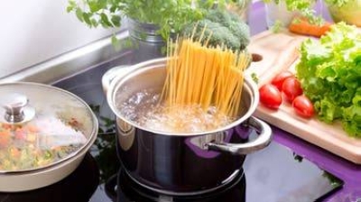 It causes cancer and liver damage..Experts reveal the harms of adding salt to pasta when boiling..and explain the correct method