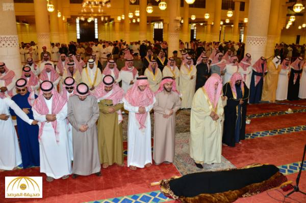 بالصور : أمير الرياض يؤدي صلاة الميت على الأميرة دليل بنت عبدالله رحمها الله