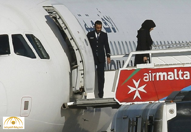 بالصور:الإفراج عن بعض ركاب الطائرة الليبية المختطفة