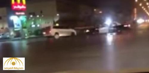 بالفيديو : لحظة مراوغة مفحط لدوريات الأمن بالرياض بسيارة عائلية