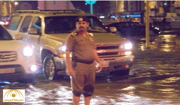 بعدما توفي في حادث مروري .. صورة للواء "الحربي" ينظم السير وسط مياه الأمطار تغزو تويتر