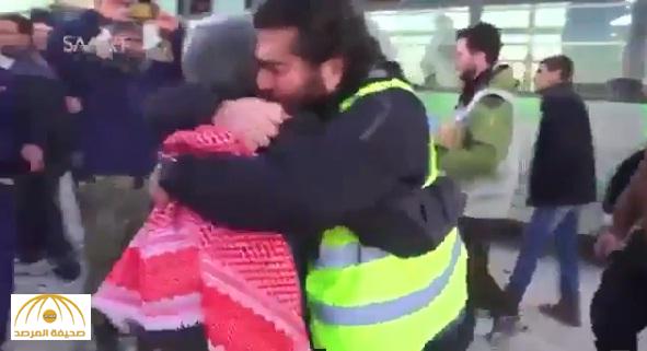 بالفيديو : شاهد ردة فعل سائق سوري بحملة الإغاثة تفاجأ بشقيقه بعد أن أبعدتهما الحرب