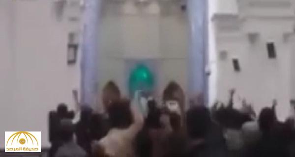 بالفيديو : شاهد لحظة ضرب مساعد روحاني بالحجارة في إيران