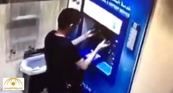 بالفيديو : لحظة وضع "لص" جهاز سرقة الأرقام السرية من ماكينة "صراف آلي" بالكويت