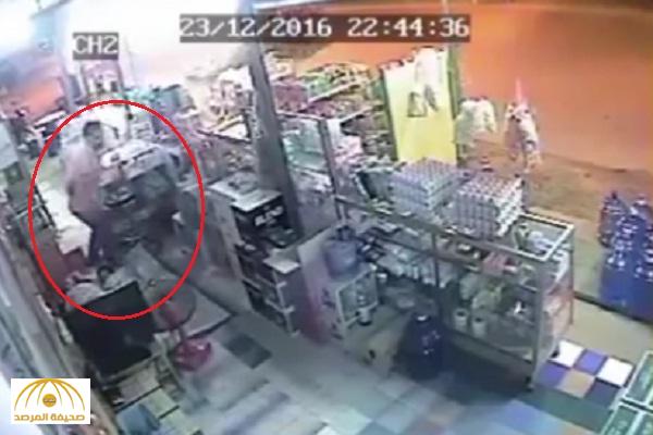 بالفيديو: لحظة اقتحام شاحنة لمتجر  و صاحبه ينجو بأعجوبة