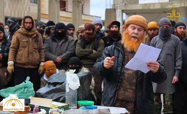 بالصور .. داعشي يأمر بقطع رأس رجل مسن في سوريا على مرأى من الرجال و الأطفال