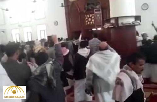 خطيب حوثي في صنعاء : كل من لا يصرخ بصوت مرتفع أثناء الخطبة فهو منافق و ملعون