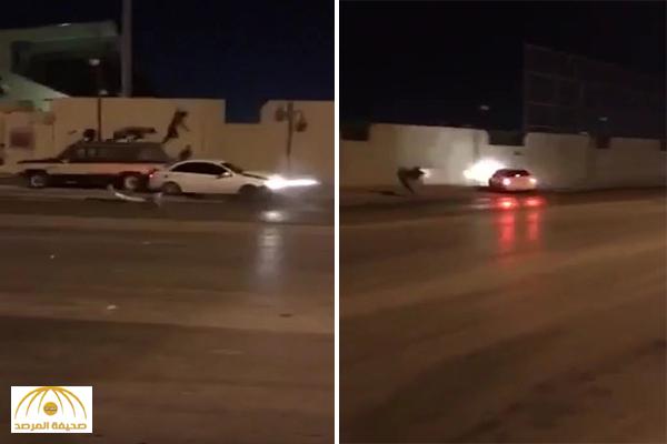 بالفيديو: القدر يُنقذ " متجمهرين" من مفحط فقد السيطرة و صدم سيارتهم المتوقفة!