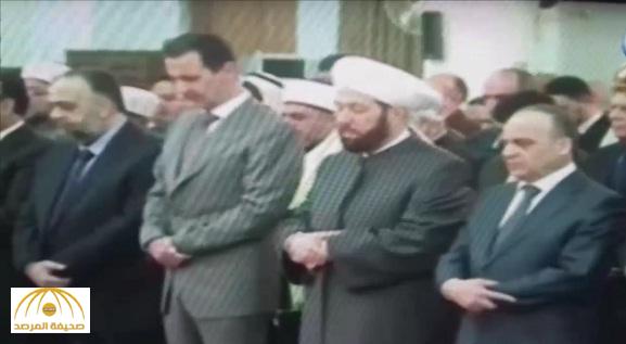 بالفيديو: "الأسد" يتمايل يمينا ويسارا أثناء الصلاة.. ونشطاء: "دماء الأبرياء تلاحقه"