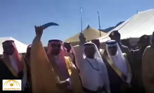 الفيديو .. أمير نجران يؤدي "العرضة" .. وتفاعل من المواطنين !