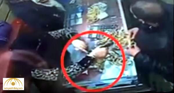 بالفيديو: شاهد كيف سرقت سيدة مصرية “منتقبة” أساور ذهبية أمام صاحب المحل