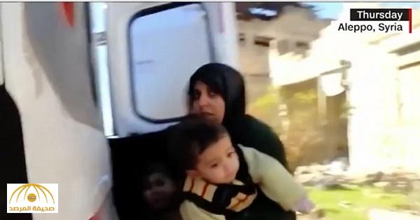 بالفيديو : قناص يستهدف سيارة إسعاف تنقل الأطفال في حلب