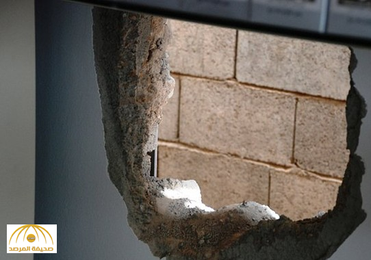 القبض على 3 مواطنيين شقوا فتحة في جدار منزل لسرقة محل ذهب في أملج