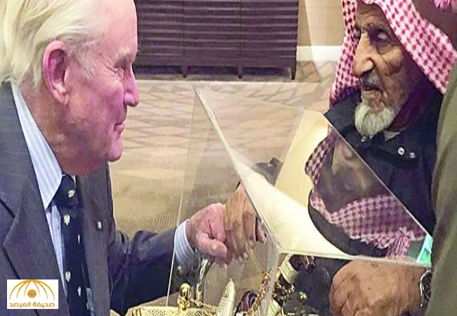 سعودي يلتقي صديقه الأمريكي بعد 45 عاما ويهديه سيفاً وخنجراً-صورة