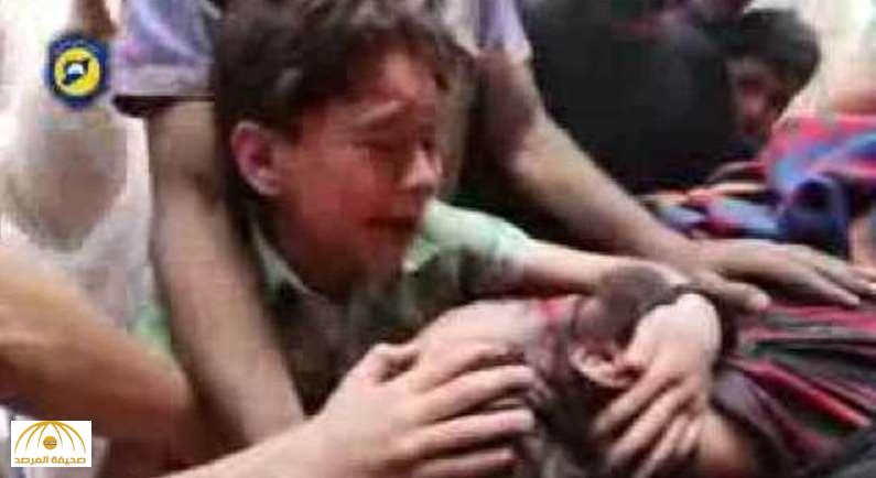 شاهد طفل سوري عندما رأى والده مقتولا في مجزرة ارتكبها الطيران الروسي في حلب