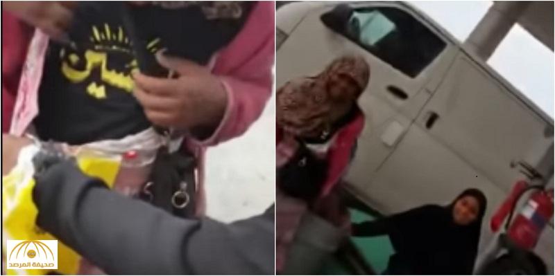 شاهد: ماذا وجد مواطن على قميص فتيات يمنيات يتسولن في شوارع الرياض!
