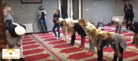 بالفيديو: إمام مسجد يعلم تلاميذ الصلاة ويثير ضجة في البرلمان و الإعلام الهولندي