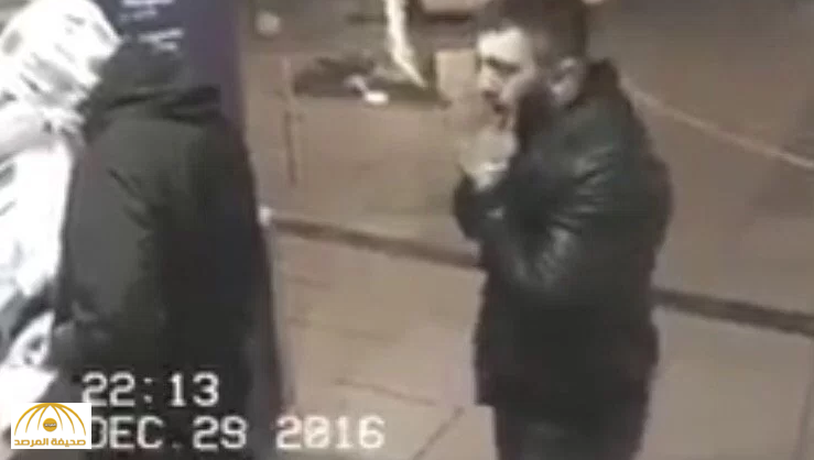 فيديو: لص يسرق شخص عند الصراف..شاهد ردة فعله بعدما تفاجأ بوجود كاميرا رصدته!