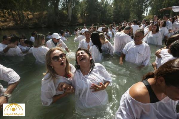 بالصور: شاهد آلاف من المسيحيين يحجّون إلى نهر الأردن .. وهذه الطقوس التي يؤدونها!