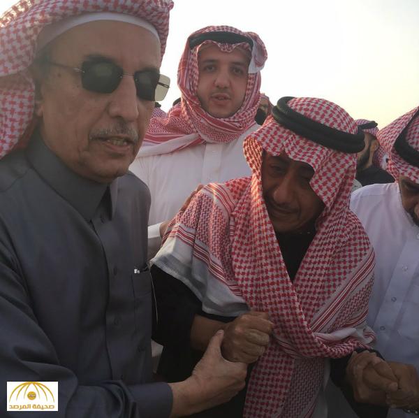 بالصور : الجموع تشيع والد ناصر القصبي لمثواه الأخير بمقبرة النسيم