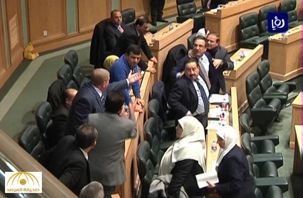 بالفيديو : مشاجرة حادة في البرلمان الأردني وتشابك بالأيدي بسبب "السيسي" و "مرسي"