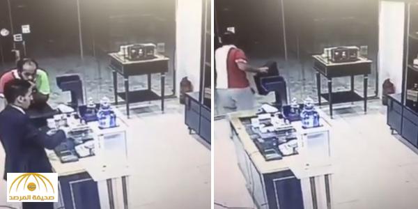 بالفيديو : زبون يسرق حقيبة "عود" كبيرة من أمام بائع في محل للعطور