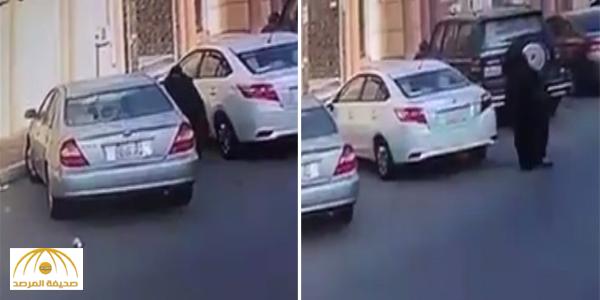 بالفيديو: سيدة تحُطم "مرايا" 6 سيارات متوقفة أمام منزل ..وبعض المغردين يكشفون السبب !