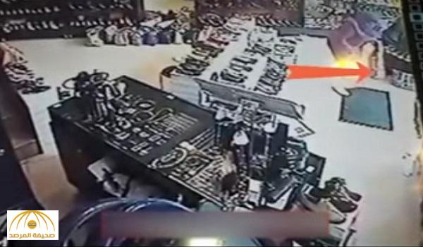 بالفيديو : امرأة تغافل صاحبة محل و تسرق حقيبة بخدعة ماكرة