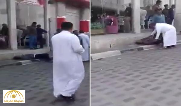 أحدهم سقط على الأرض مصاباً ... بالفيديو : مشاجرة جماعية عنيفة بالأحساء