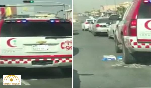بالفيديو : موظف بالهلال الأحمر يلقى أدوات طبية من سيارة إسعاف قرب إشارة مرور بالرياض