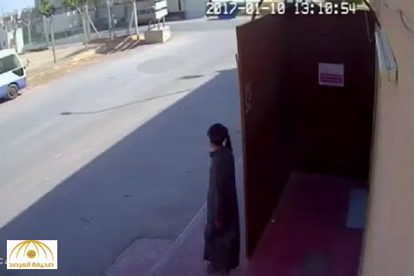 بالفيديو .. شاهد كيف سرق شاب جهاز تشغيل السماعات من أحد المساجد بالرياض