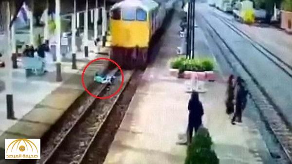 بالفيديو : رمى بنفسه تحت عجلات القطار .. و إليكم المفاجأة !