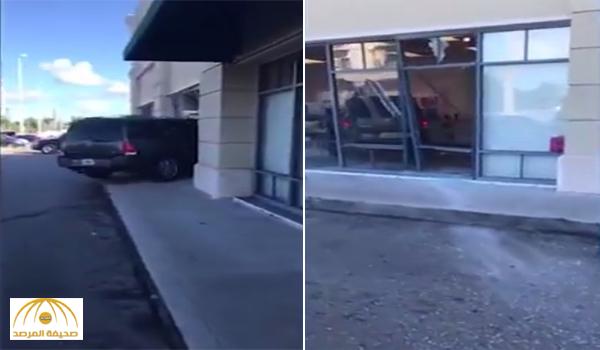 بالفيديو : لحظة اقتحام امرأة أمريكية لمتجر هواتف بسيارتها والهجوم على الموظفين