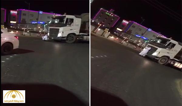 بالفيديو .. مواطن يعترض شاحنة بجسده و سائق يحذره بعدم الاعتراض وإلا سيدهسه !