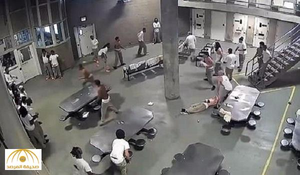 بالفيديو: شجار دموي بين السجناء في أكبر سجن أمريكي