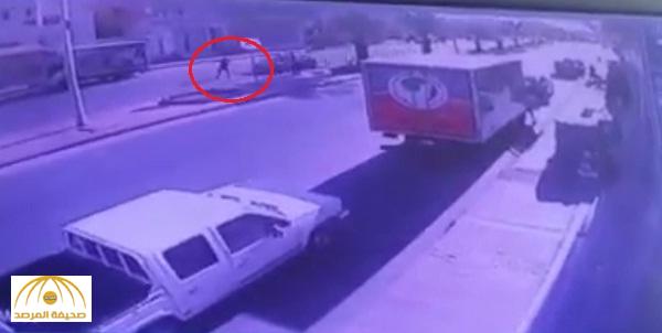رصدتها كاميرات المراقبة .. بالفيديو : سيارة مسرعة تقذف شخص في الهواء بالخرج