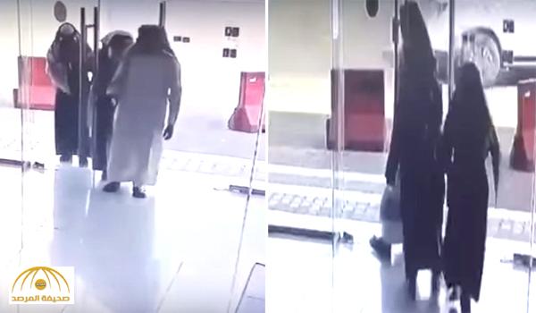 بحيلة حشر الضحية .. بالفيديو : هكذا سرق 3 لصوص مسن داخل محل تجاري !